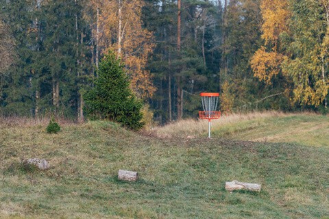 disc golf basket on a hill in Rezidence Kurzeme